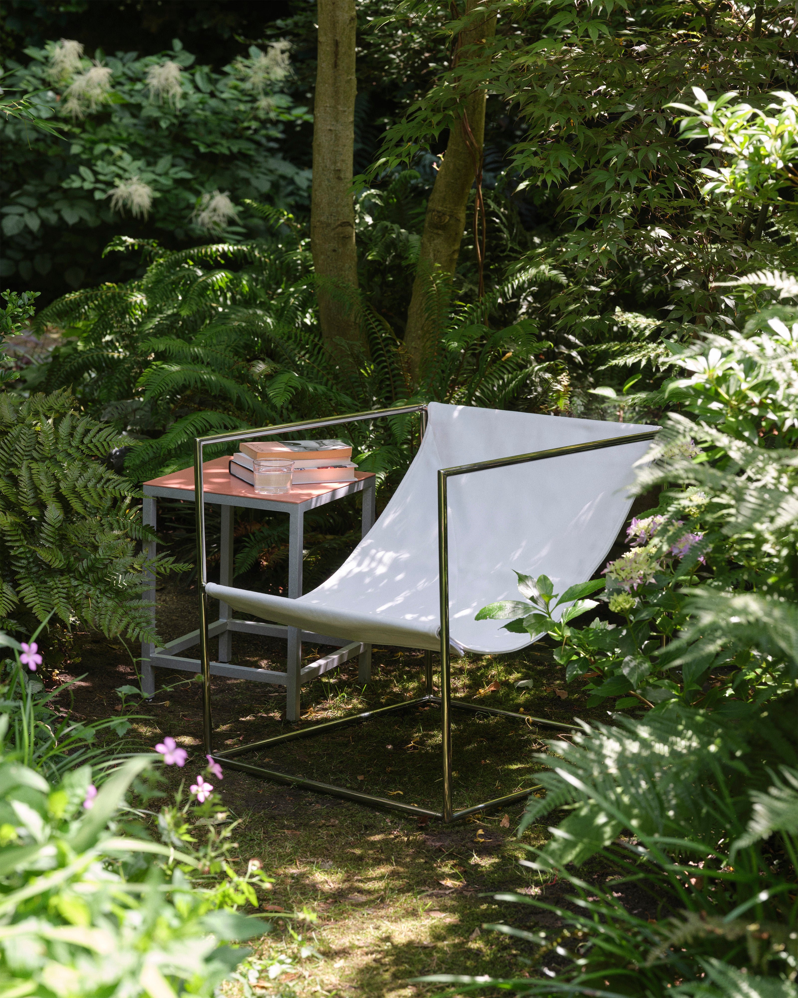 ベッドフレーム Alan Vu solo seat stainless steel/white – valerie_objects